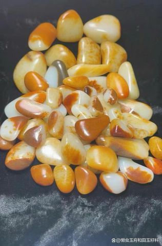 和田玉籽料鉴定指南:从结构到皮色,教你一眼看穿真假!