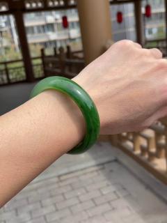 西安女子收藏和田玉手镯引热议